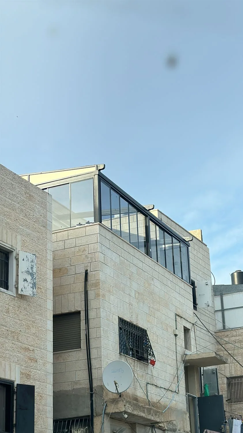 زجاج سلايدنج يدوي على مبنى حجري